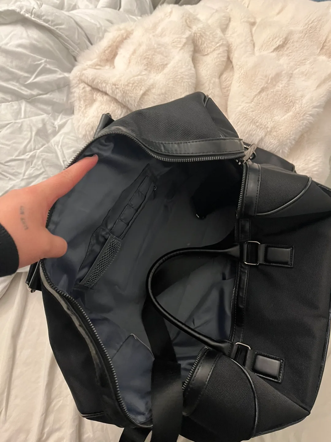 Black Weekender Duffle Bag Zurich image indicator(3)