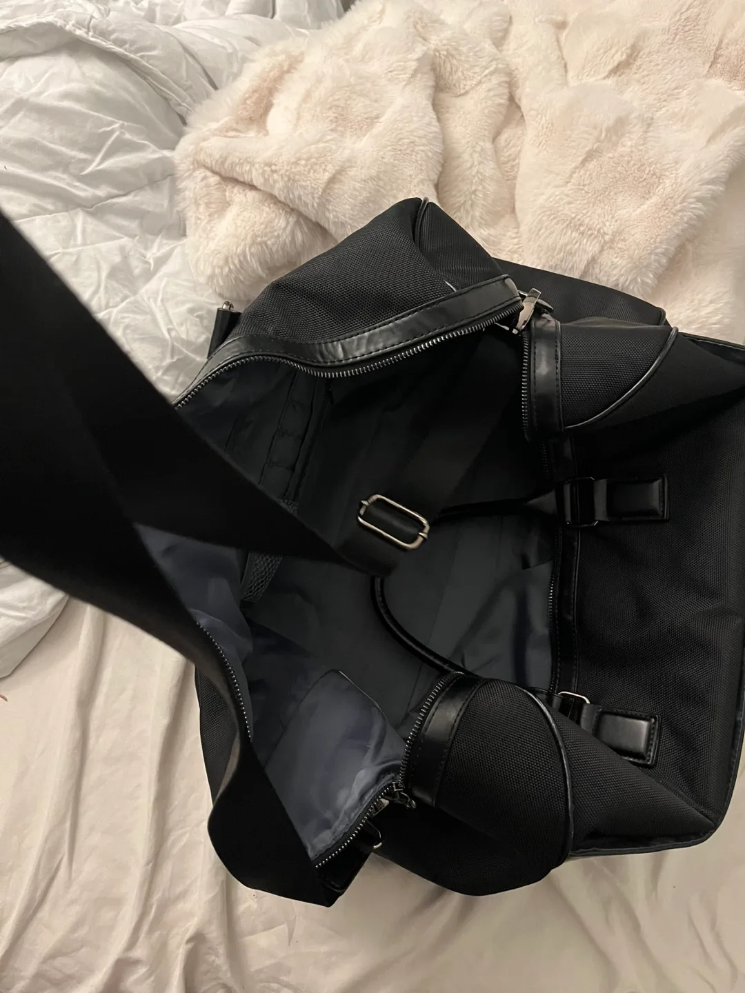 Black Weekender Duffle Bag Zurich image indicator(4)