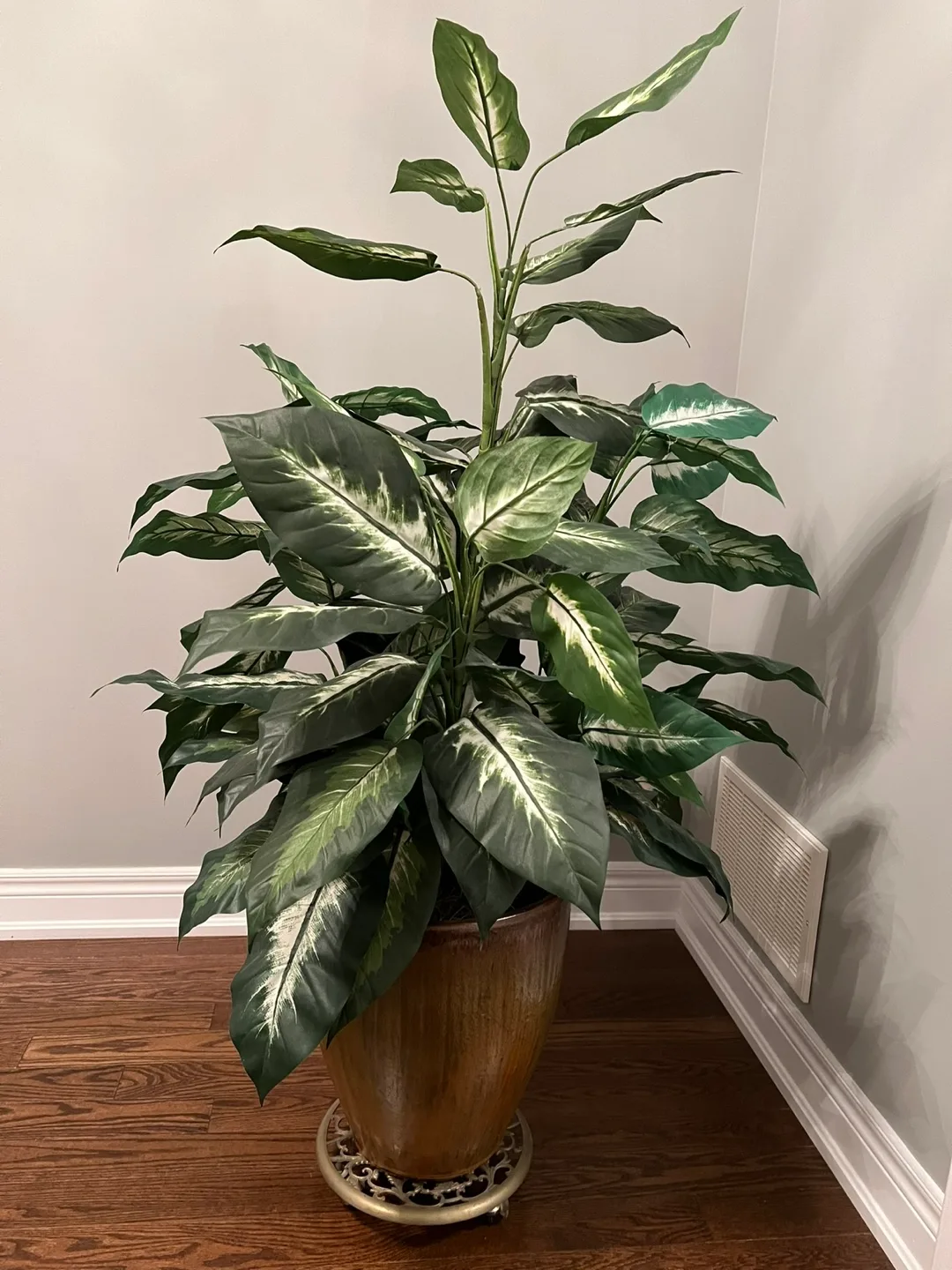 Large Artificial Dieffenbachia Plant in Decorative Pot. 🇨🇦 image indicator(2)