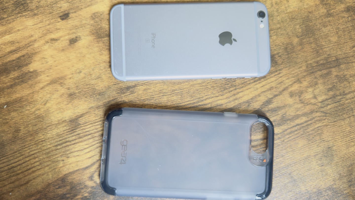 iPhone 6s - Space Grey - 32GB - With Case - photo 5