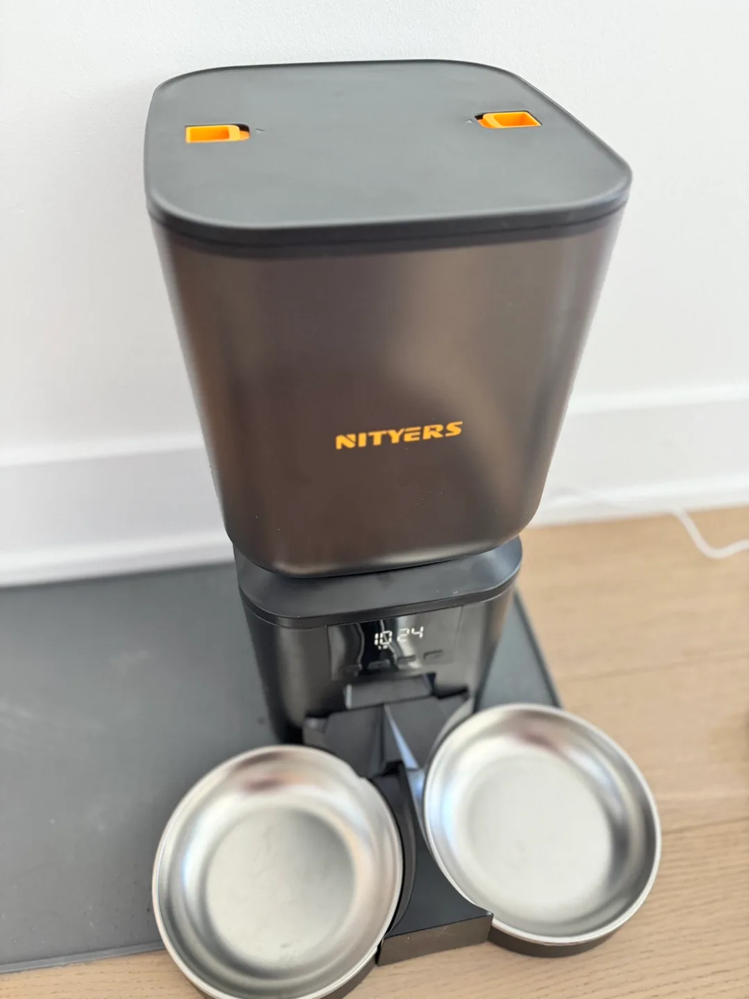 Nityers 8L Automatic Pet Feeder with Dual Bowls image indicator(3)