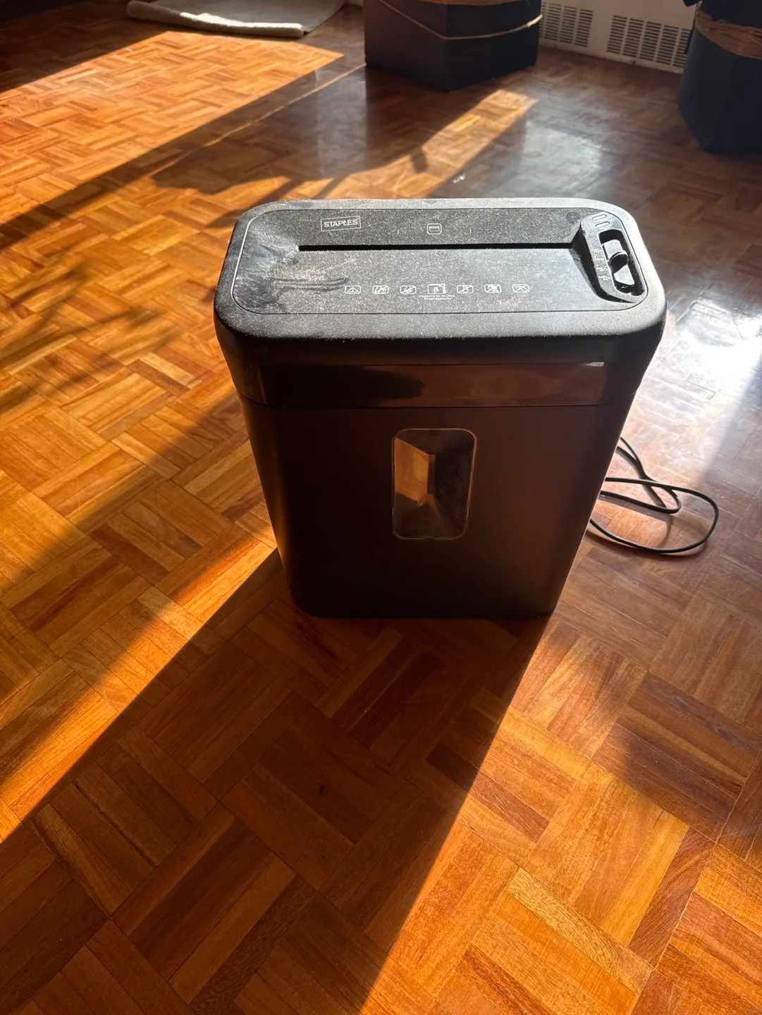 Staples Shredder - 8-Sheet Capacity image indicator(2)