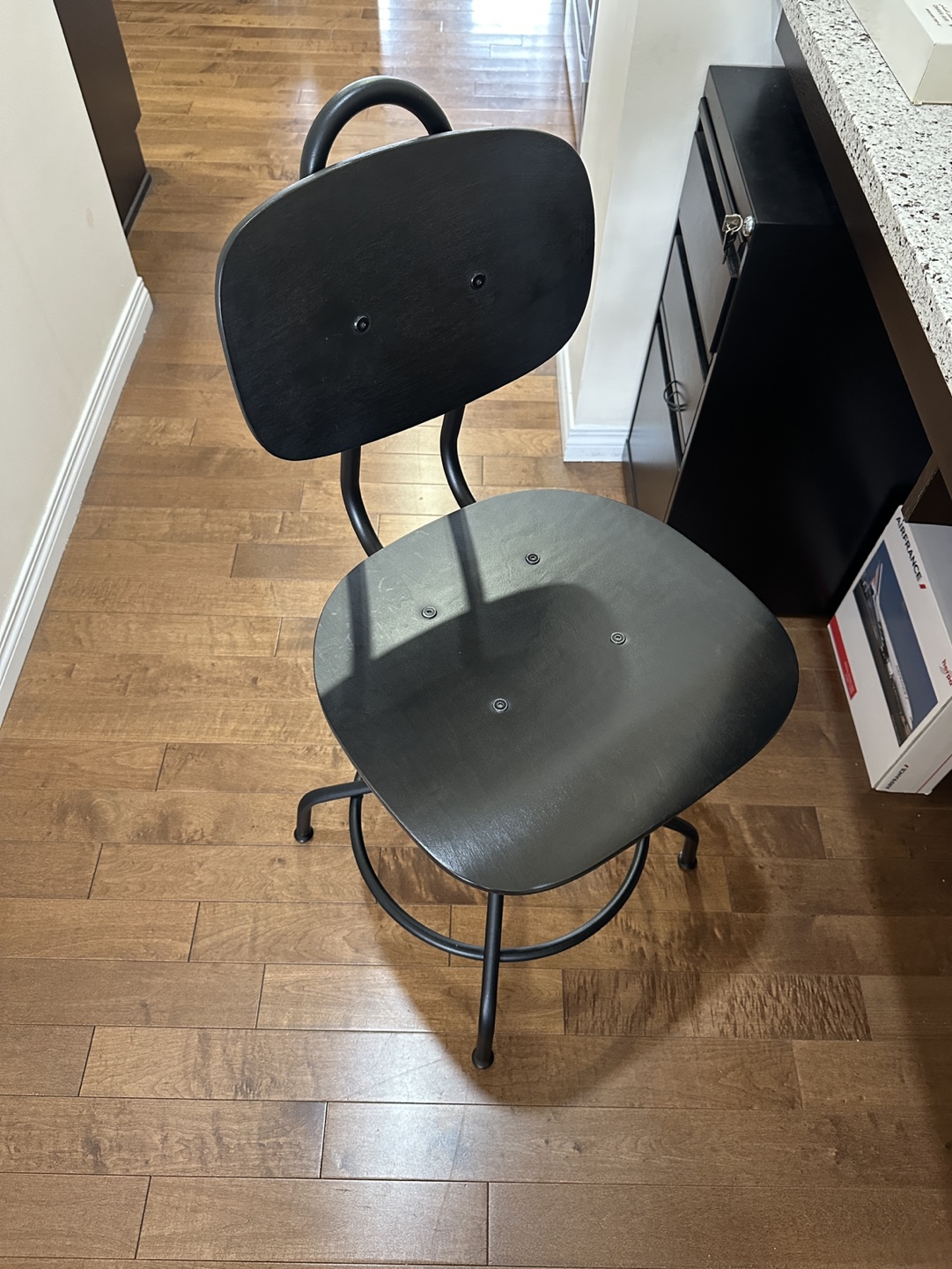 🔥 Black Adjustable Chair – Like New! 🔥
