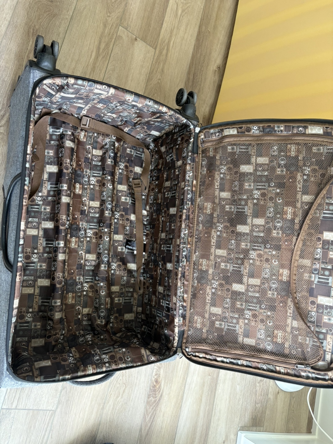 Rolling suitcases, handles damaged - photo 3