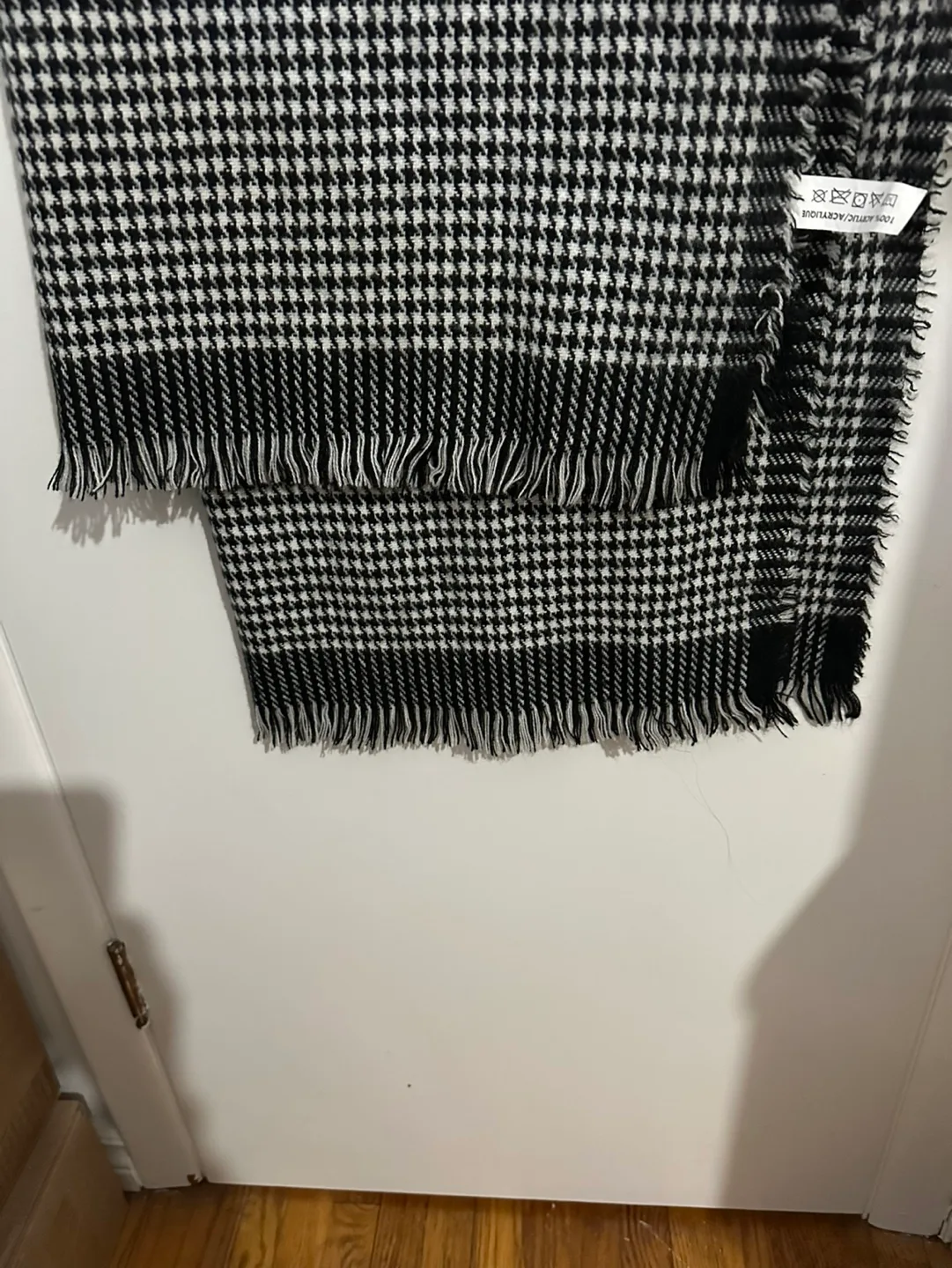 Black and White Houndstooth Scarf image indicator(4)