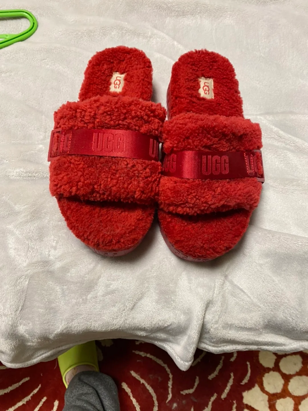 UGG FLUFFY SLIDES thumbnail