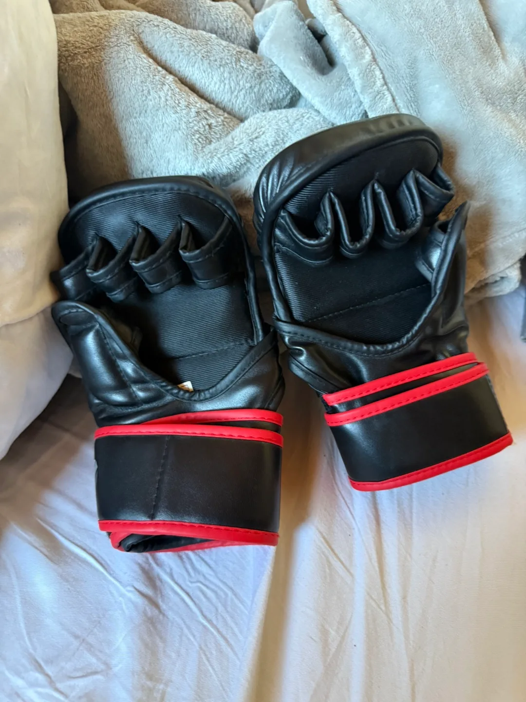 UFC MMA Gloves - Black and Red image indicator(2)
