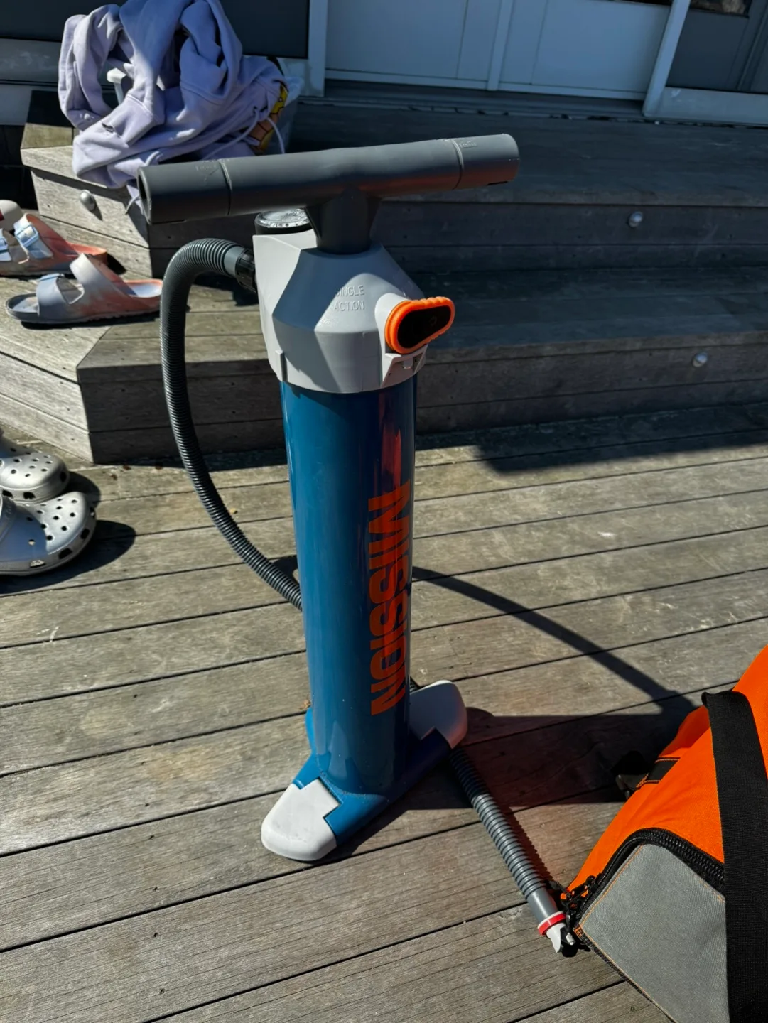 Mission inflatable floating mat, with pump and carry bag image indicator(3)