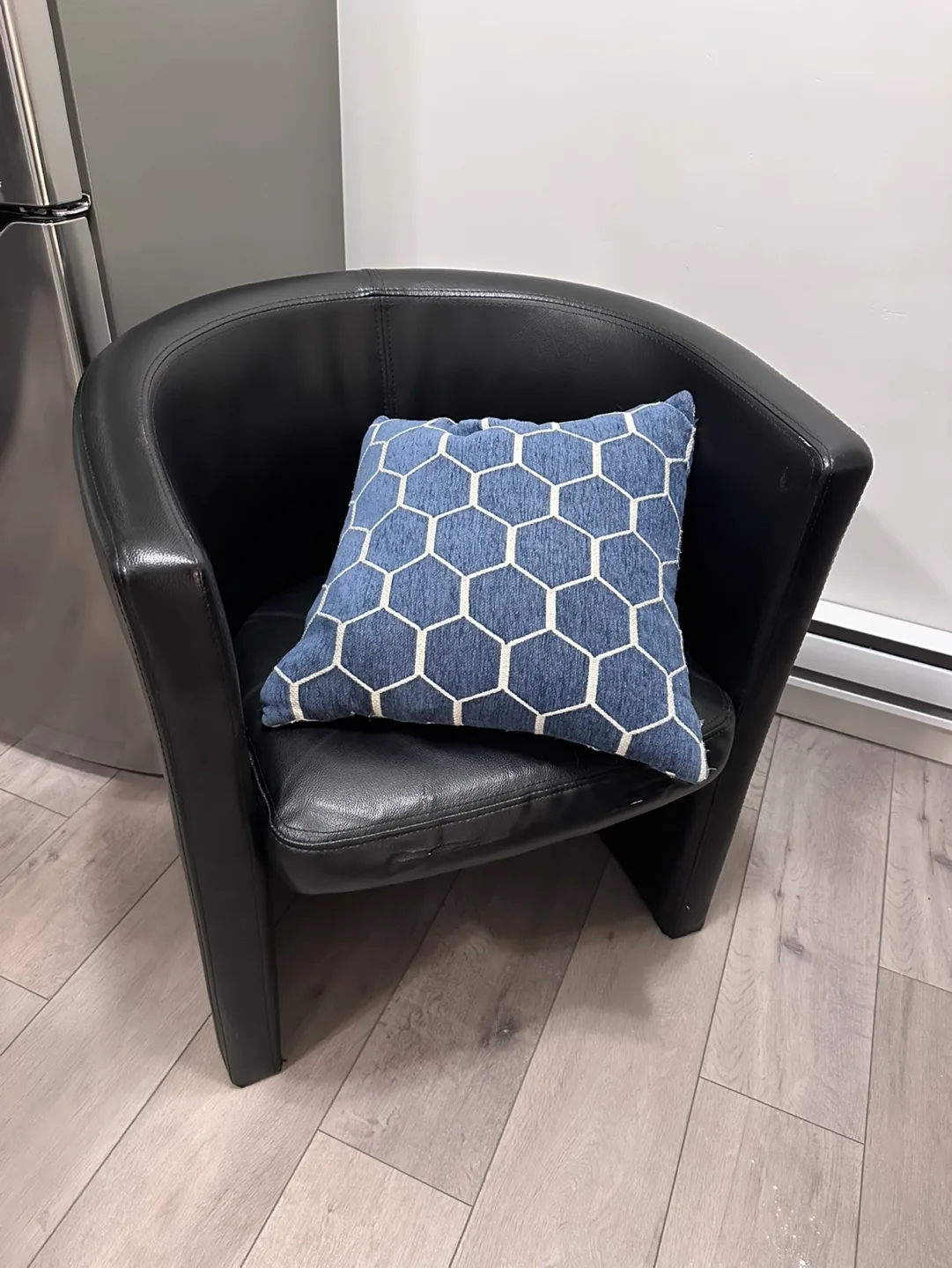 Black Leather Accent Chair #freecycle thumbnail