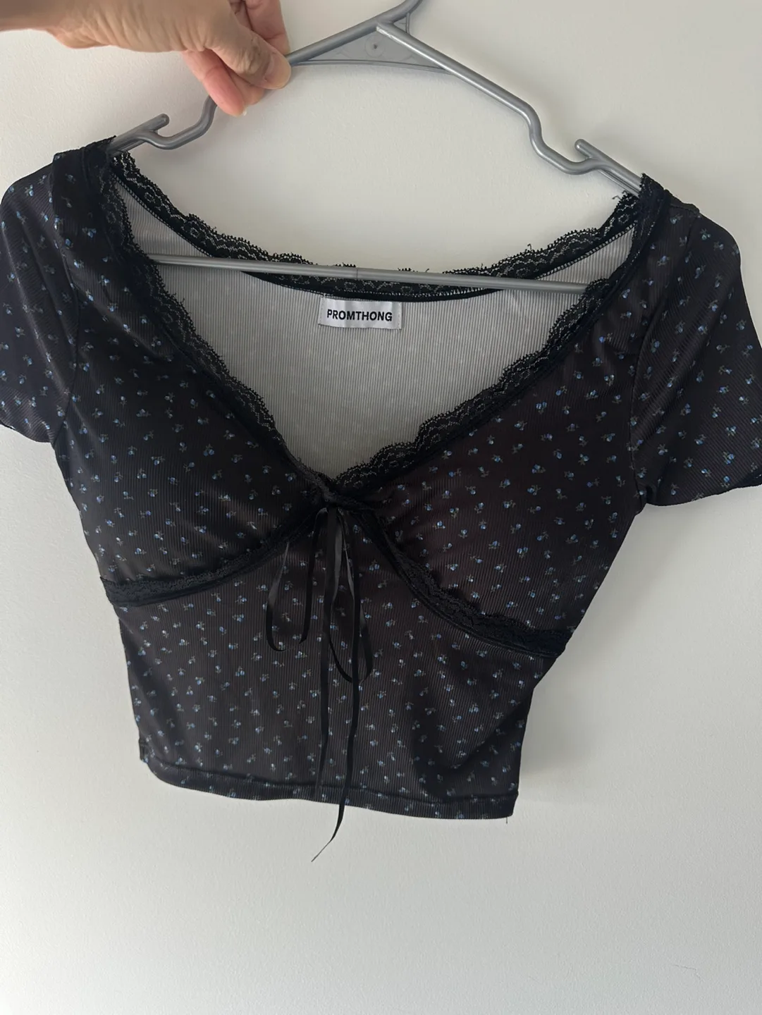 Promthong Black Floral Lace Crop Top image indicator(2)