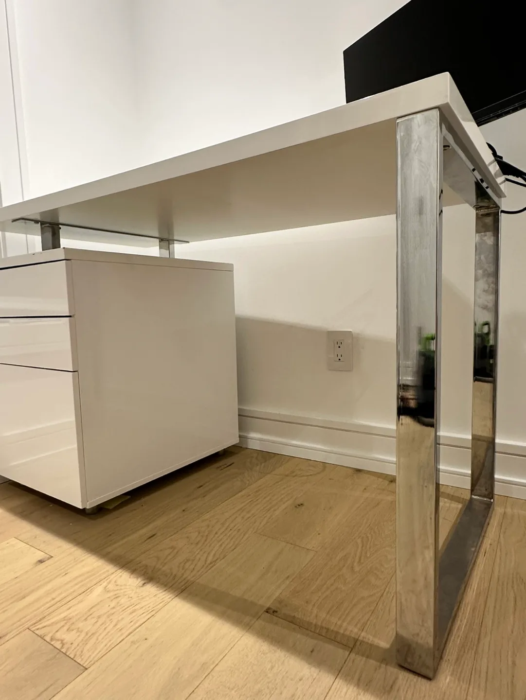 Structube Manchester Desks For Sale image indicator(2)