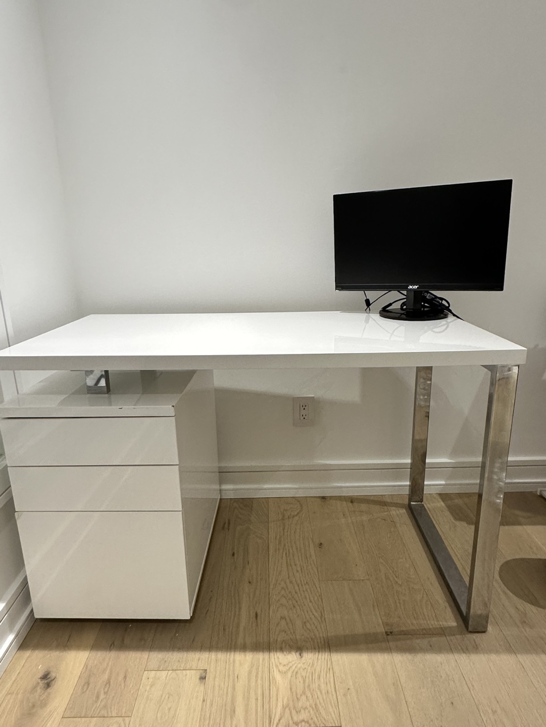 Structube Manchester Desks For Sale