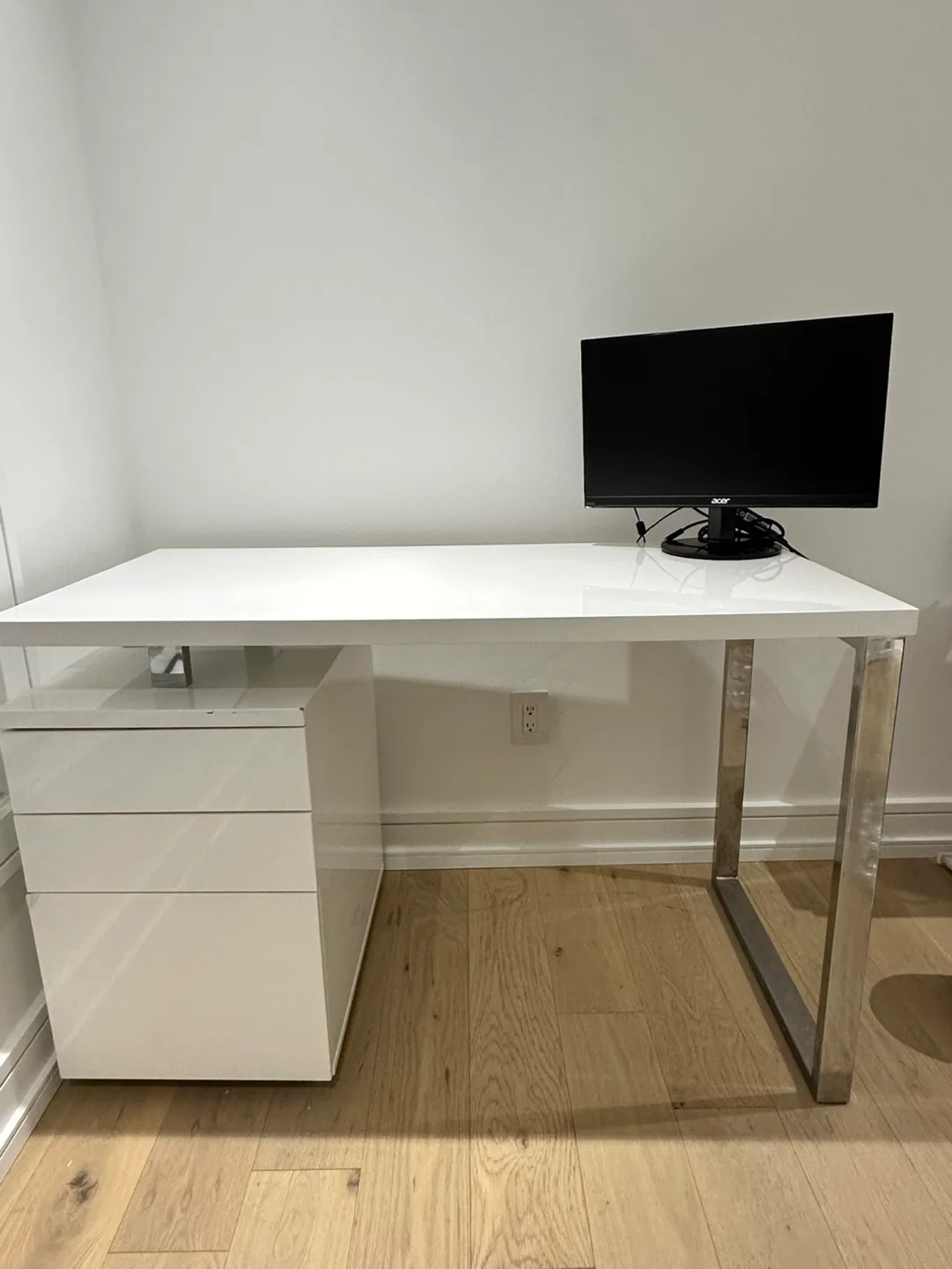 Structube Manchester Desks For Sale