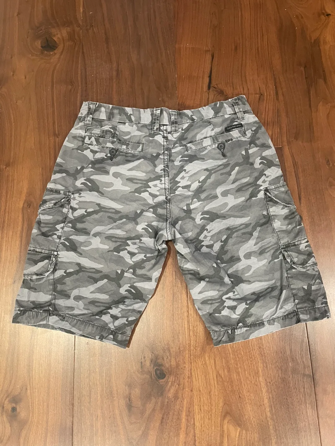 Calvin Klein Men's Camo Cargo Shorts - W30 image indicator(2)