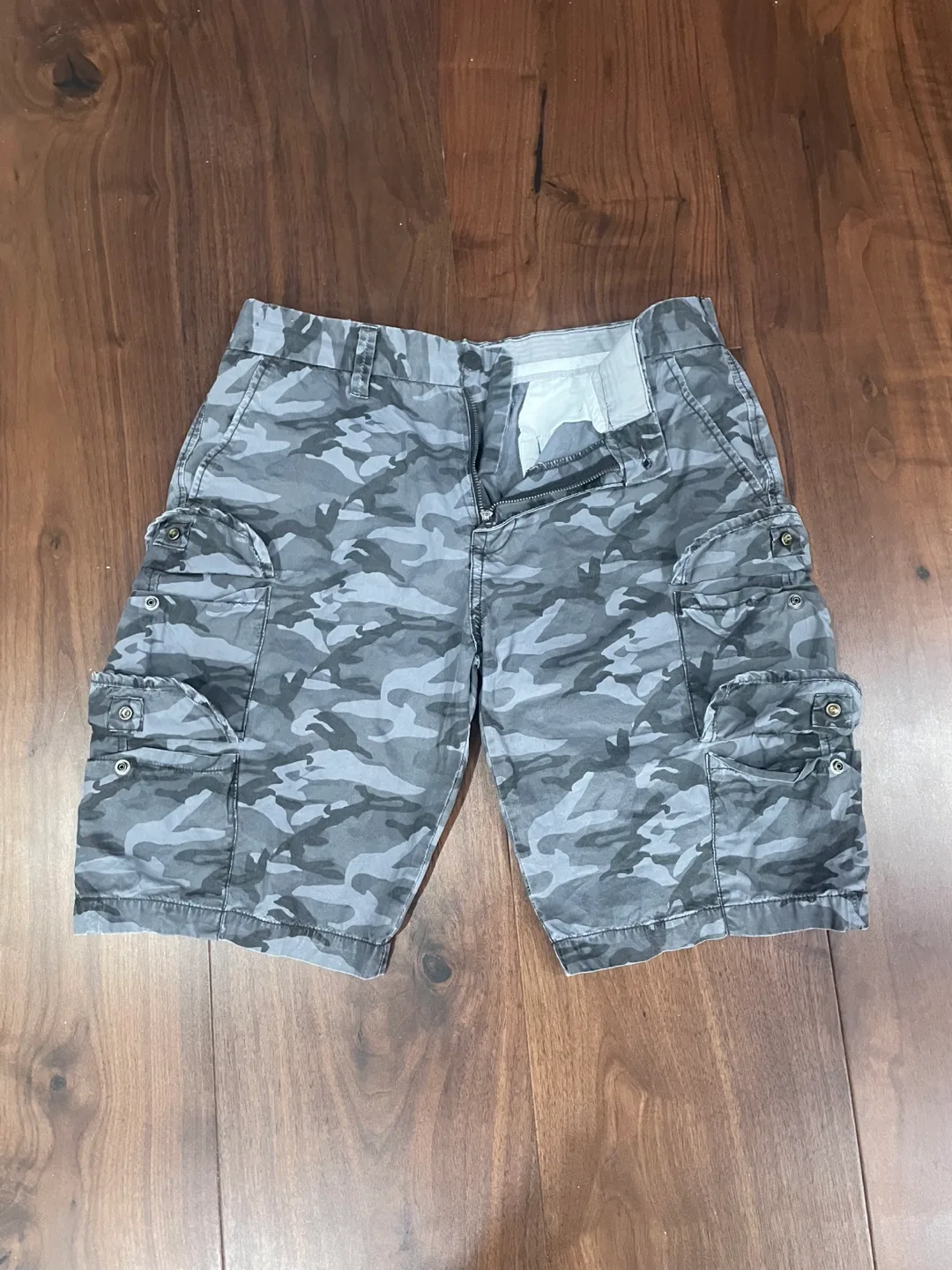 Calvin Klein Men's Camo Cargo Shorts - W30 image indicator(3)