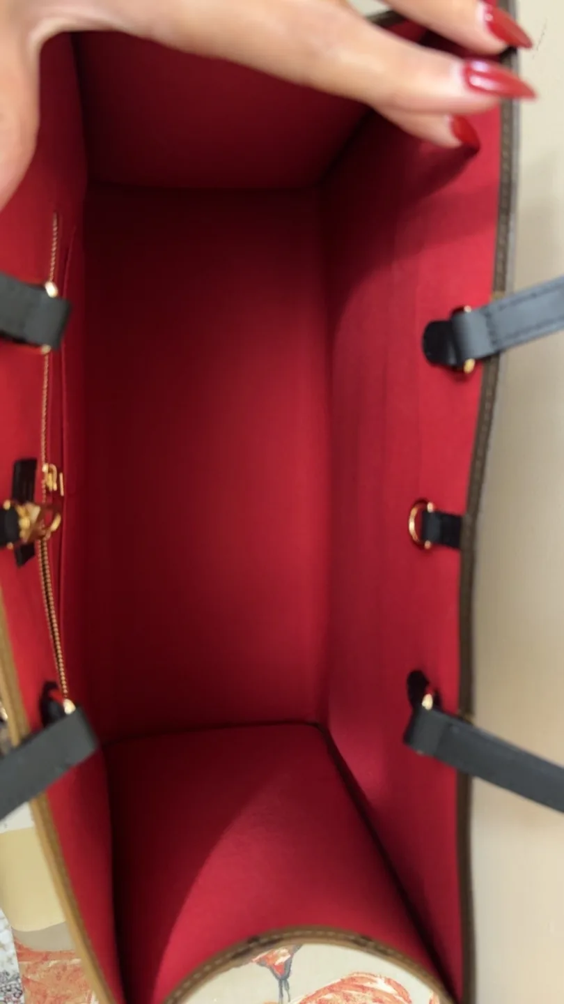 Louis Vuitton On The Go GM Tote image indicator(9)