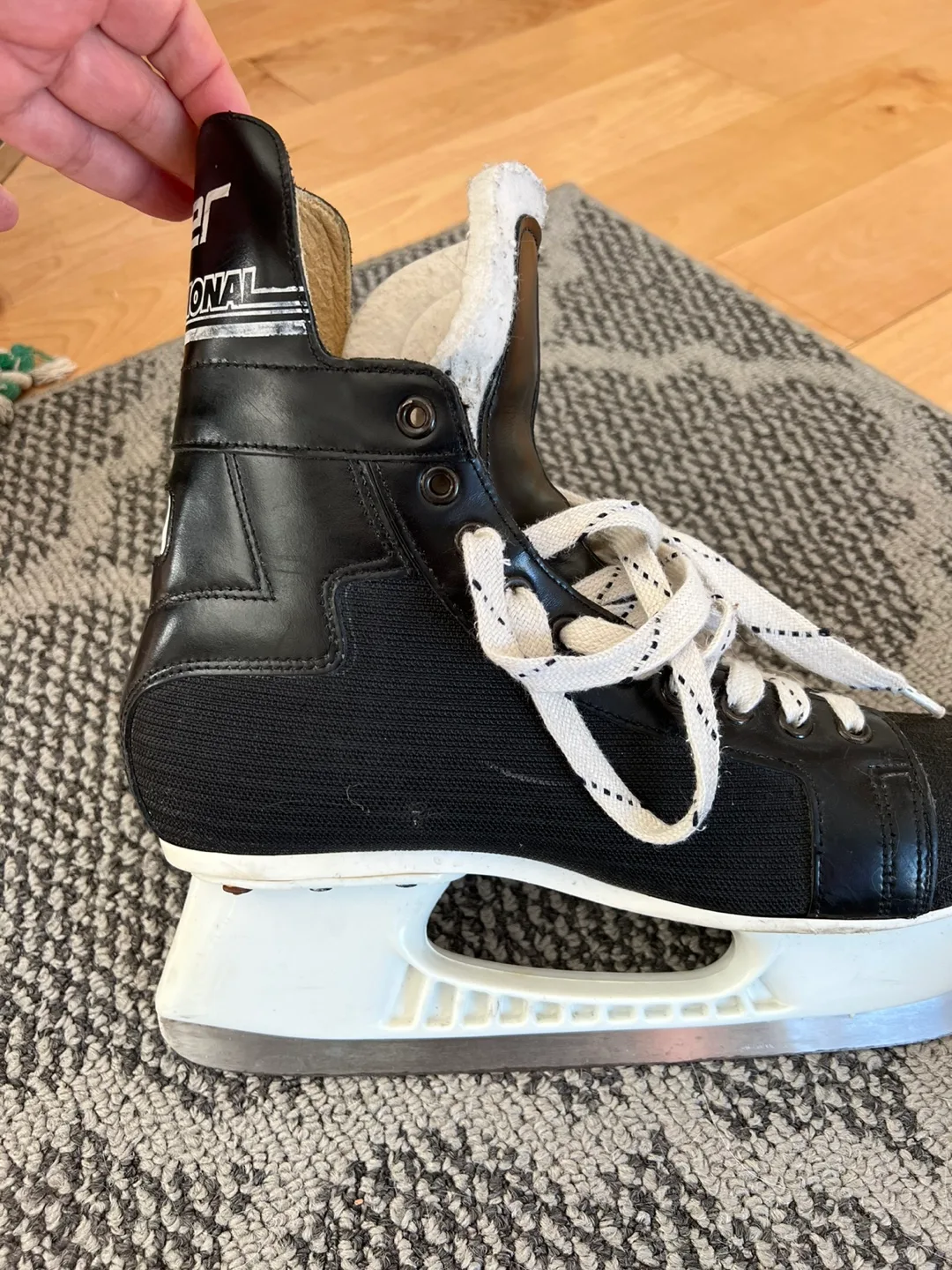 Vintage Men’s Bauer Professional 92 Hockey Skates, size 9.5D image indicator(9)