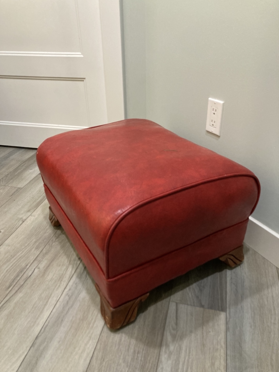Red Leatherette Ottoman - photo 2