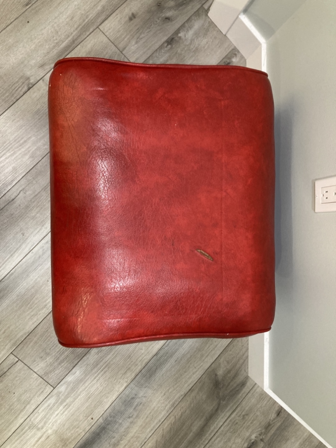 Red Leatherette Ottoman - photo 3