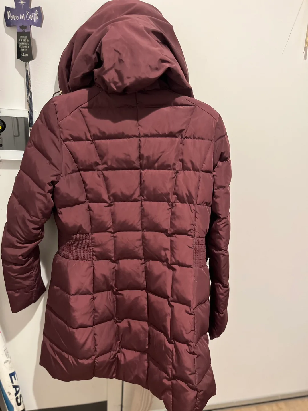 Women's Burgundy Hooded Puffer Jacket image indicator(4)