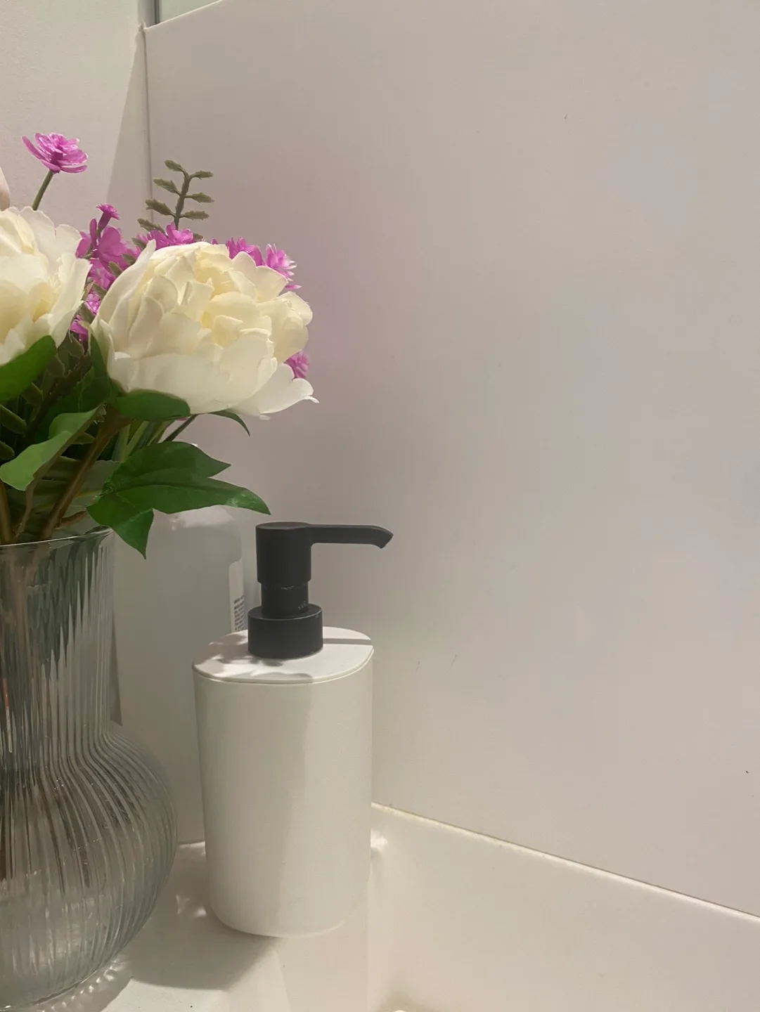 White Soap Dispenser with Black Pump image indicator(2)
