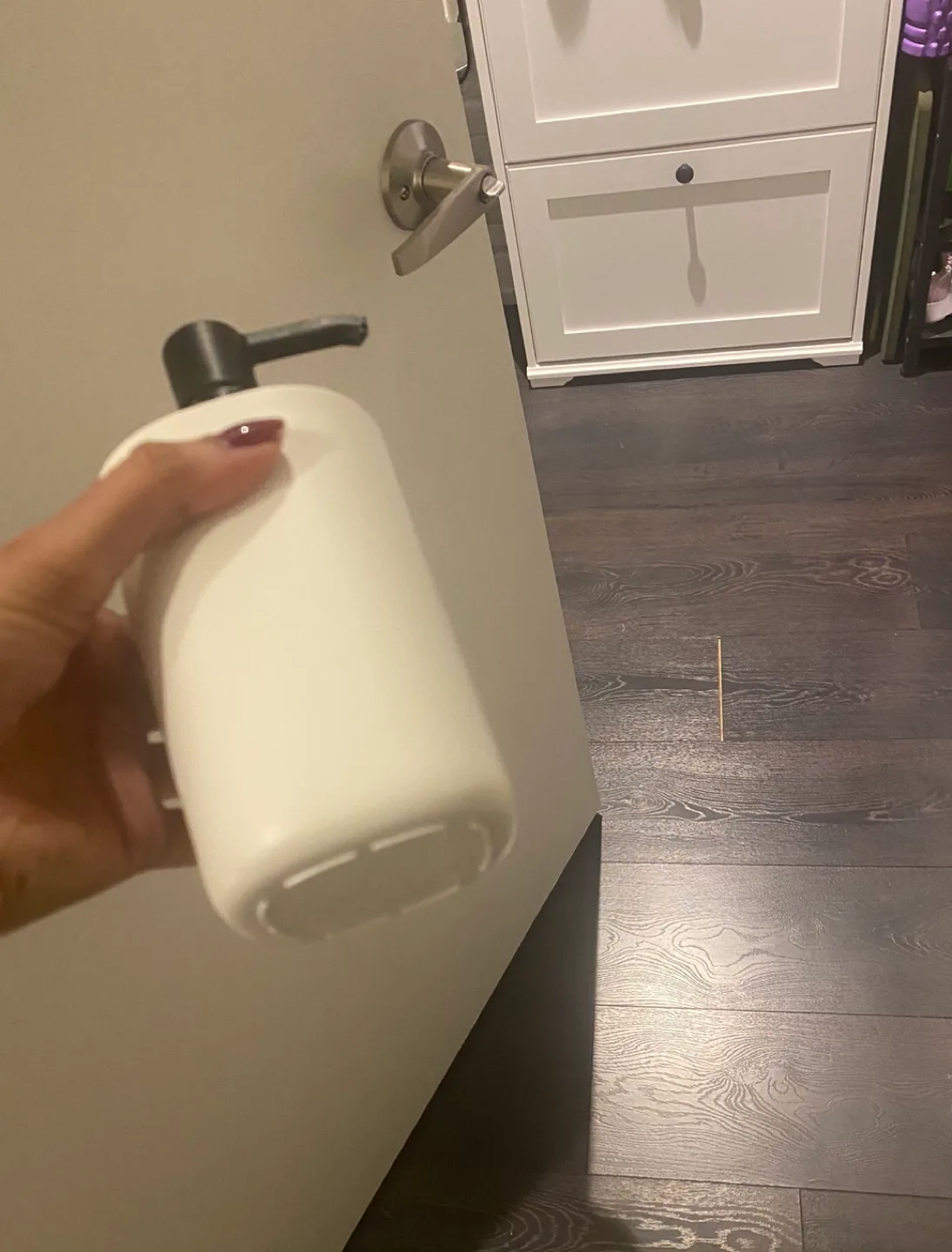 White Soap Dispenser with Black Pump image indicator(4)