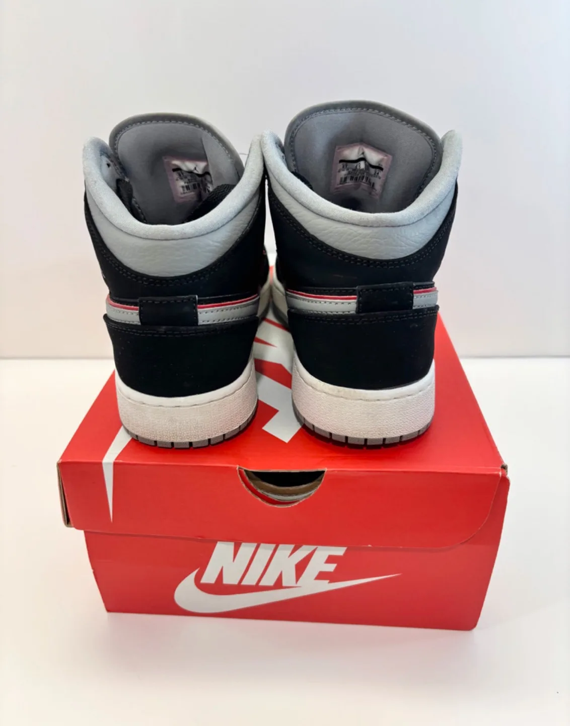 Air Jordan 1 Mid Black and Particle Grey image indicator(4)