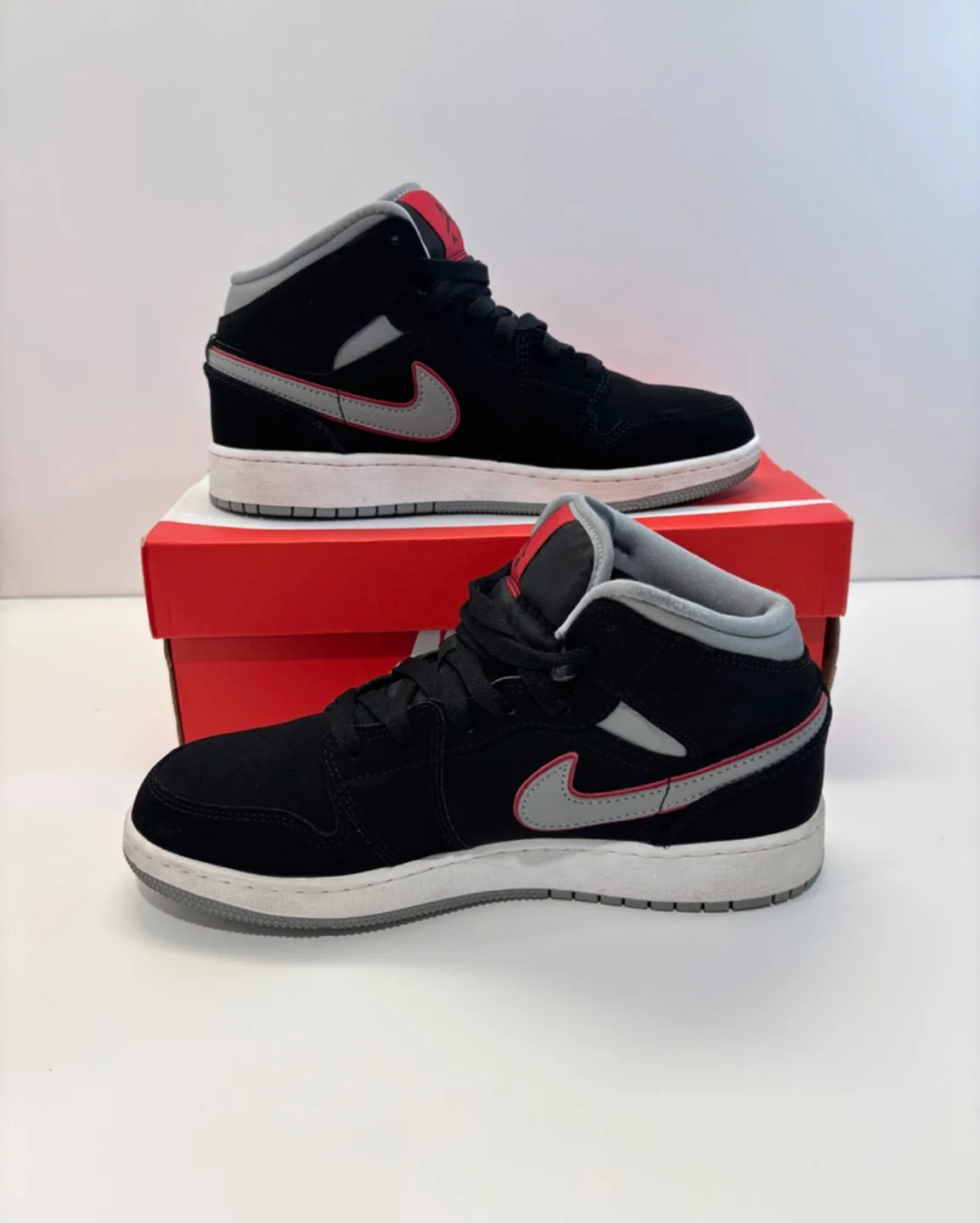 Air Jordan 1 Mid Black and Particle Grey image indicator(2)