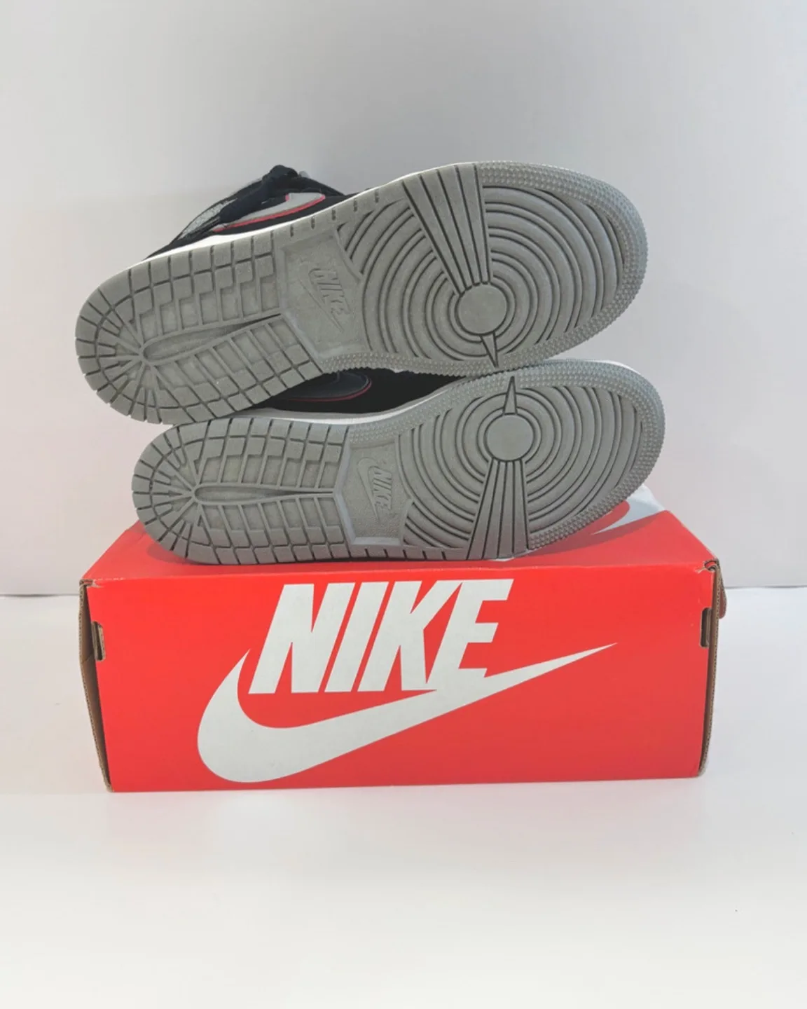 Air Jordan 1 Mid Black and Particle Grey image indicator(7)