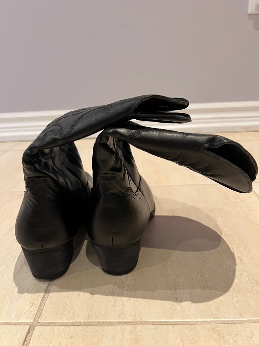 Women's Black Cowboy Boots image indicator(6)