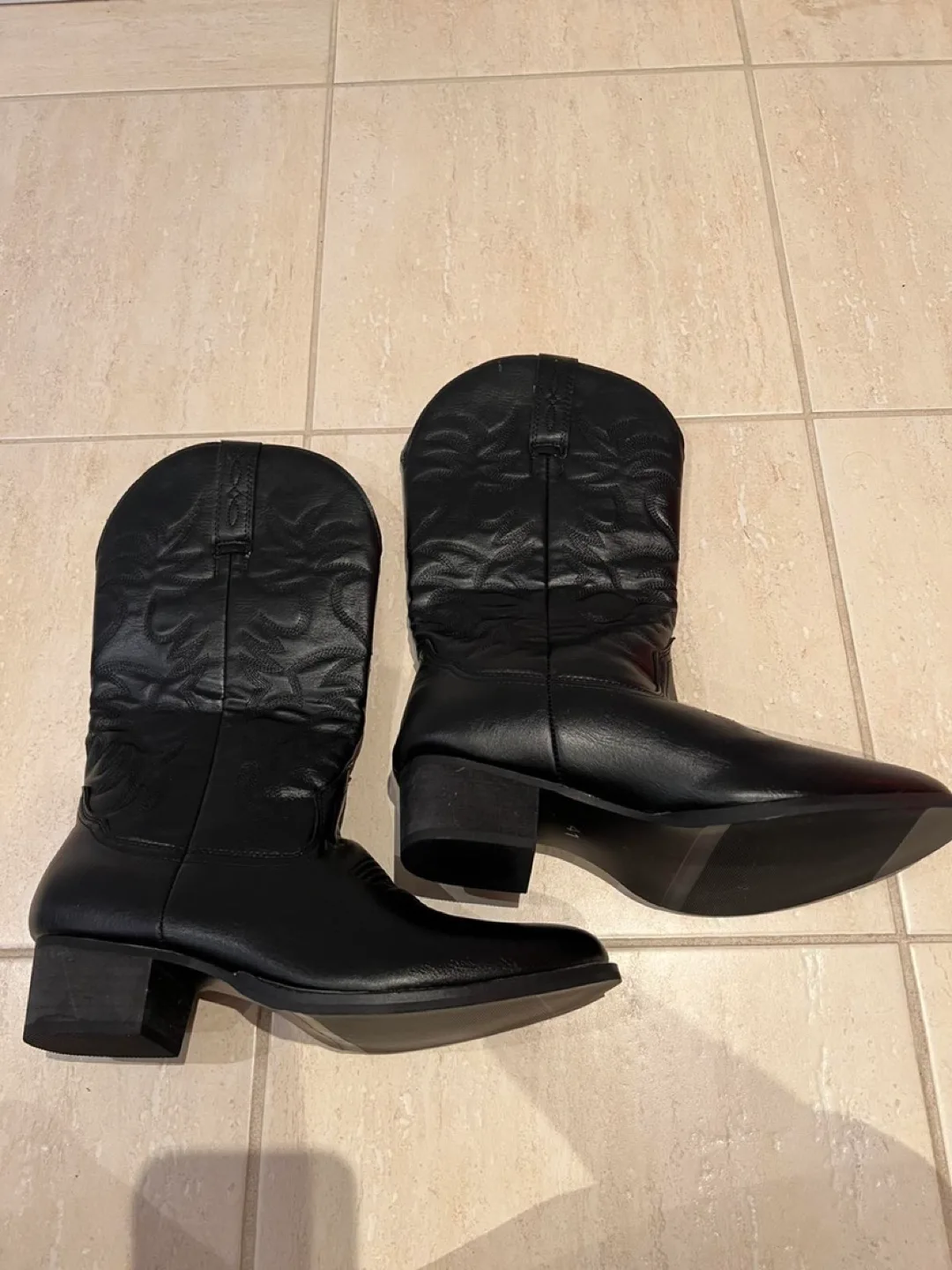 Women's Black Cowboy Boots image indicator(5)