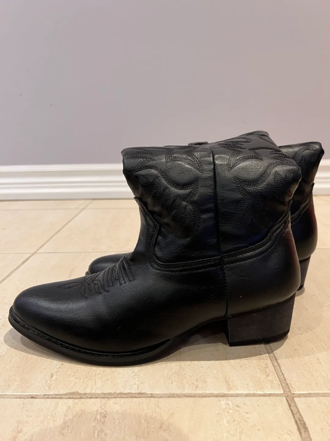 Women's Black Cowboy Boots image indicator(7)