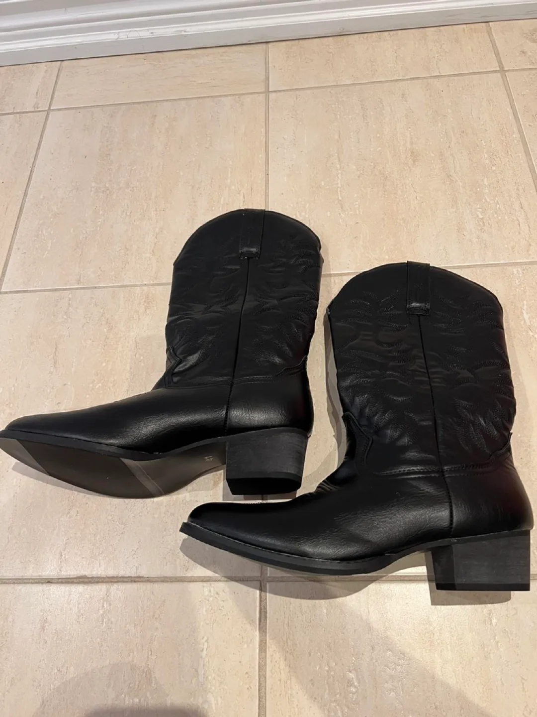 Women's Black Cowboy Boots image indicator(3)