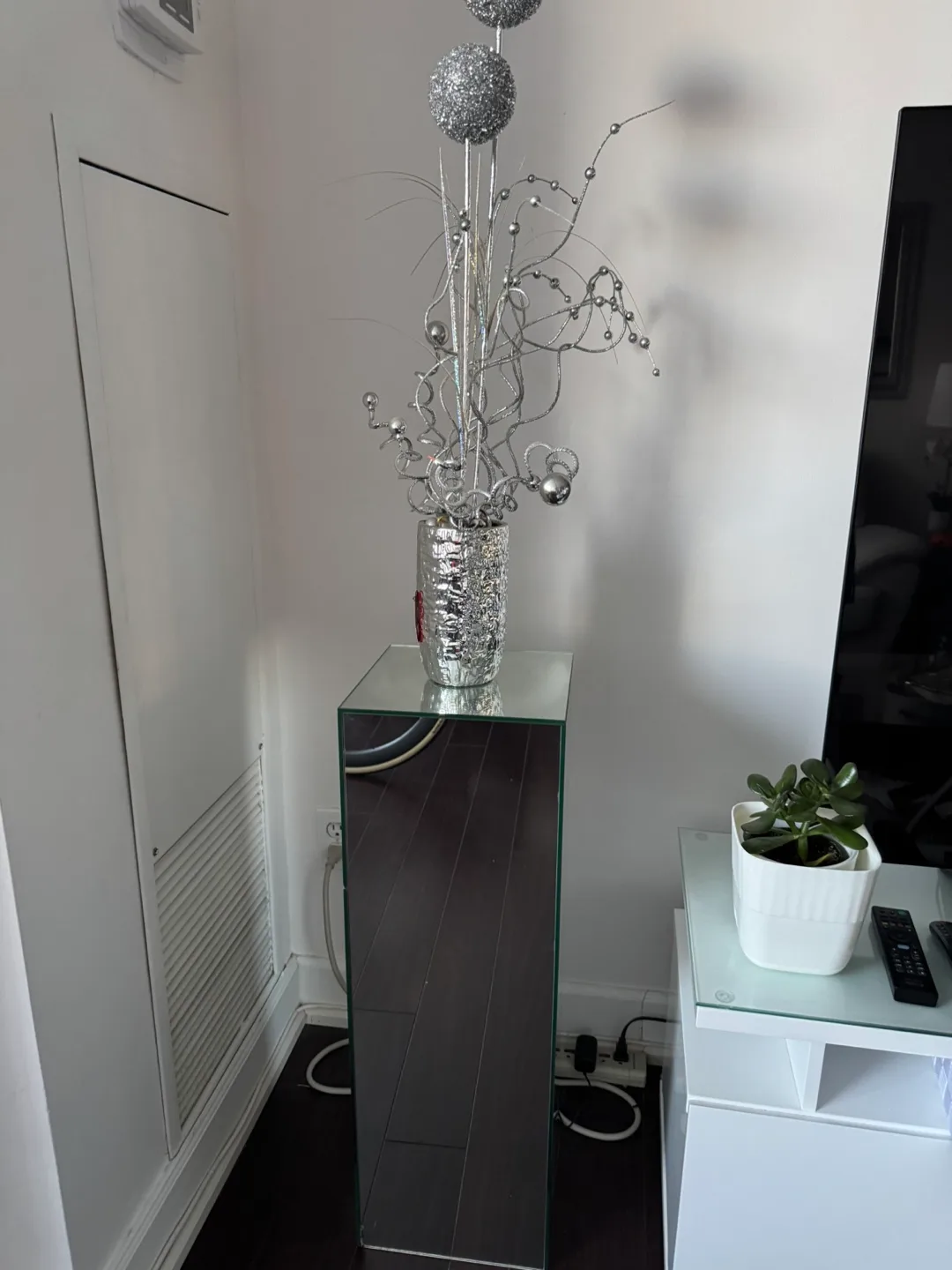 Mirrored Pedestal Stand image indicator(2)