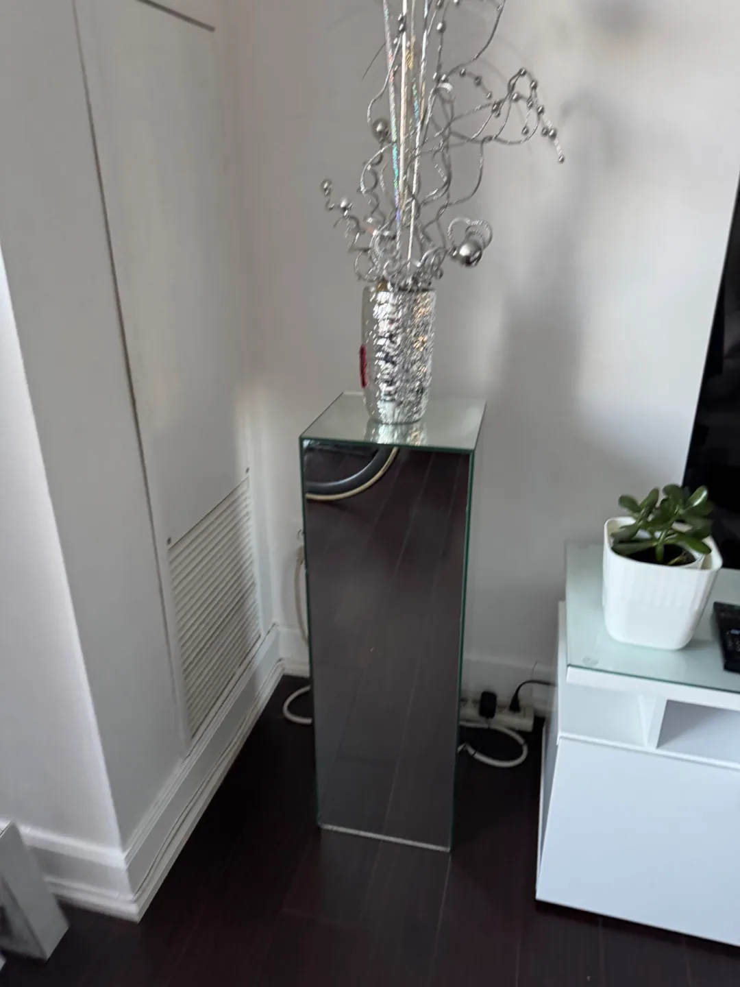 Mirrored Pedestal Stand image indicator(3)