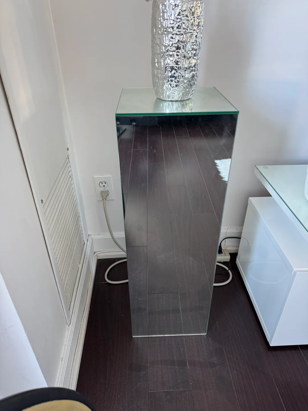 Mirrored Pedestal Stand image indicator(7)