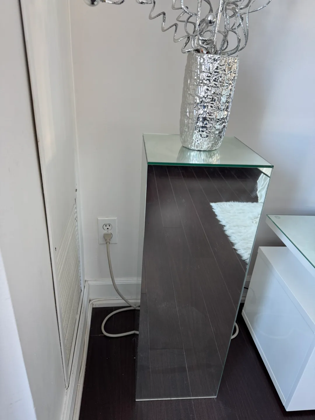 Mirrored Pedestal Stand image indicator(8)