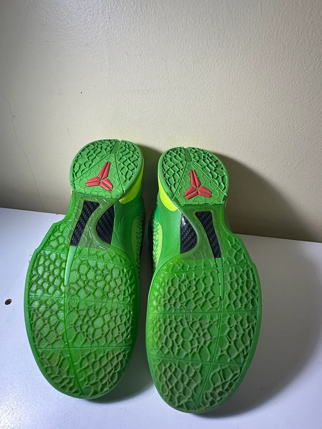 kobe 6 grinches size 9.5 image indicator(4)