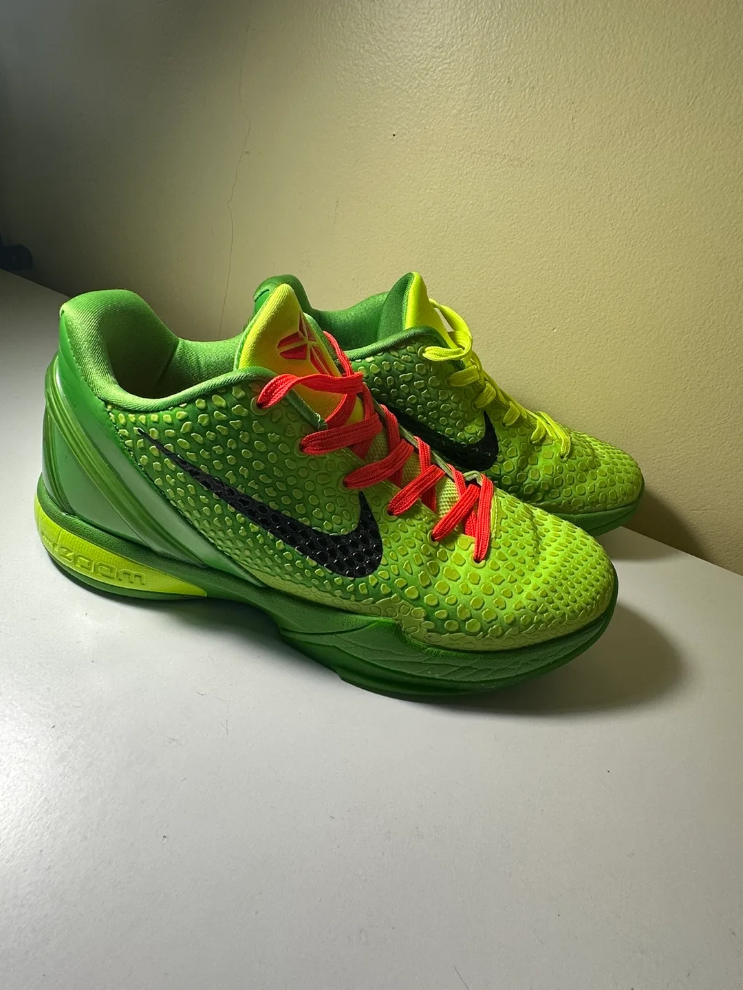 kobe 6 grinches size 9.5 image indicator(3)