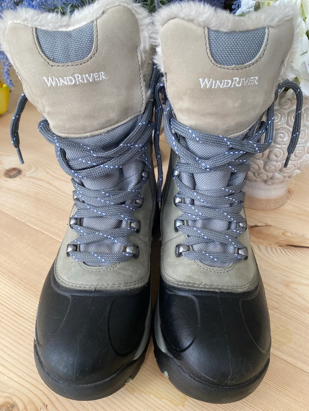 Women's WindRiver Size 8 Winter Boots thumbnail