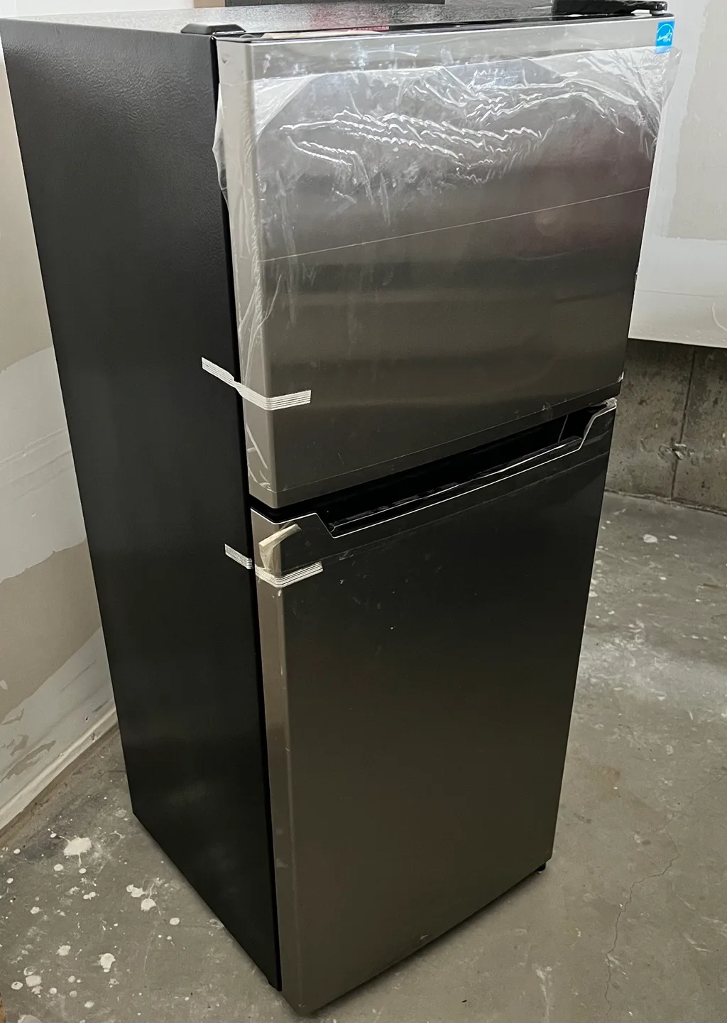 Great condition medium sized Danby refrigerator image indicator(2)