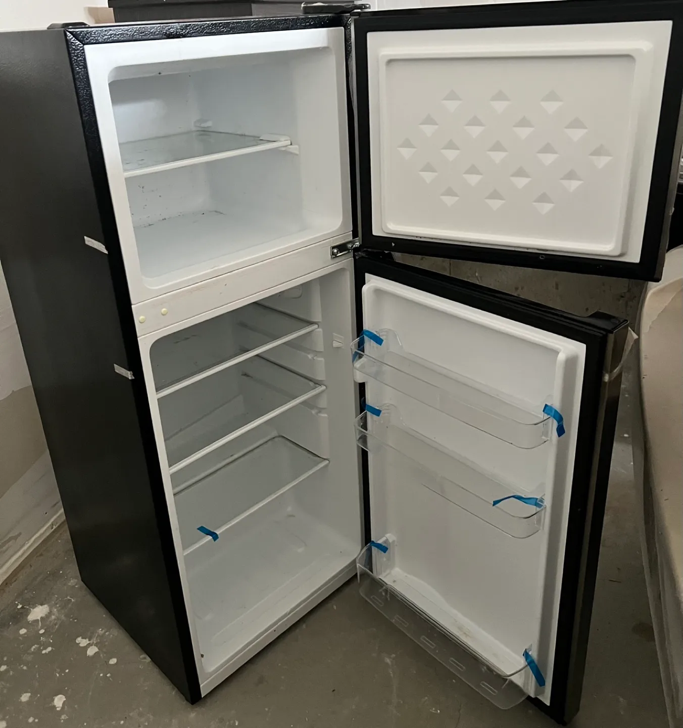 Great condition medium sized Danby refrigerator image indicator(4)