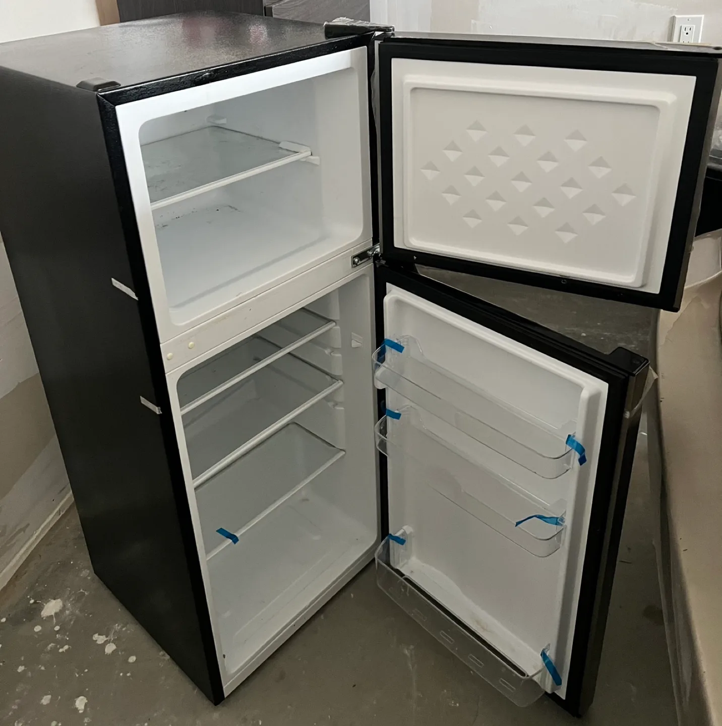 Great condition medium sized Danby refrigerator image indicator(5)