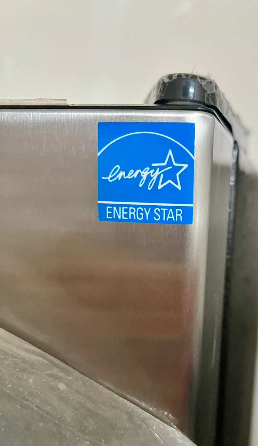 Great condition medium sized Danby refrigerator image indicator(3)