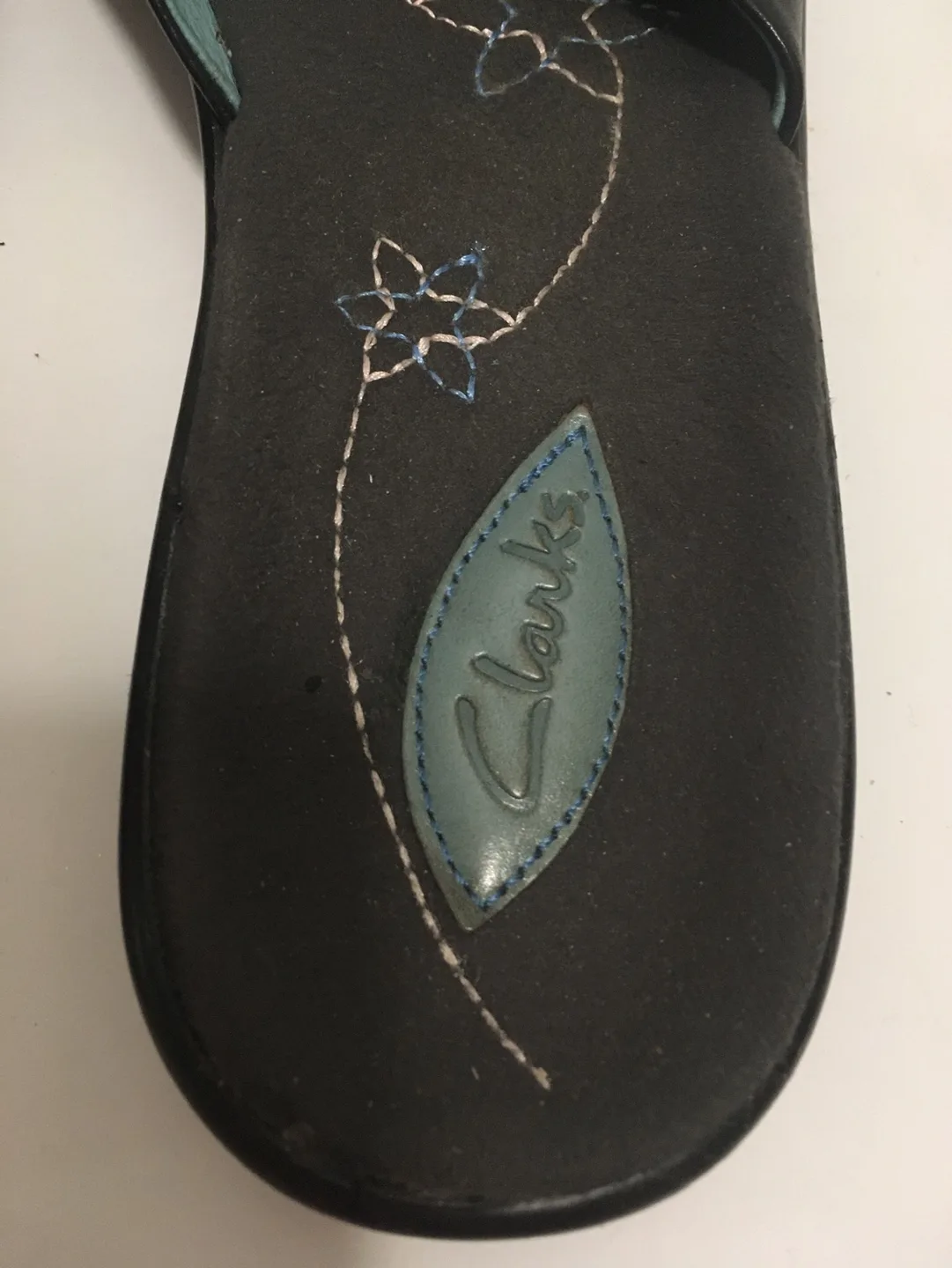 🏈 New Women's Clarks Black Flip Flops Size 9 Sandels image indicator(2)