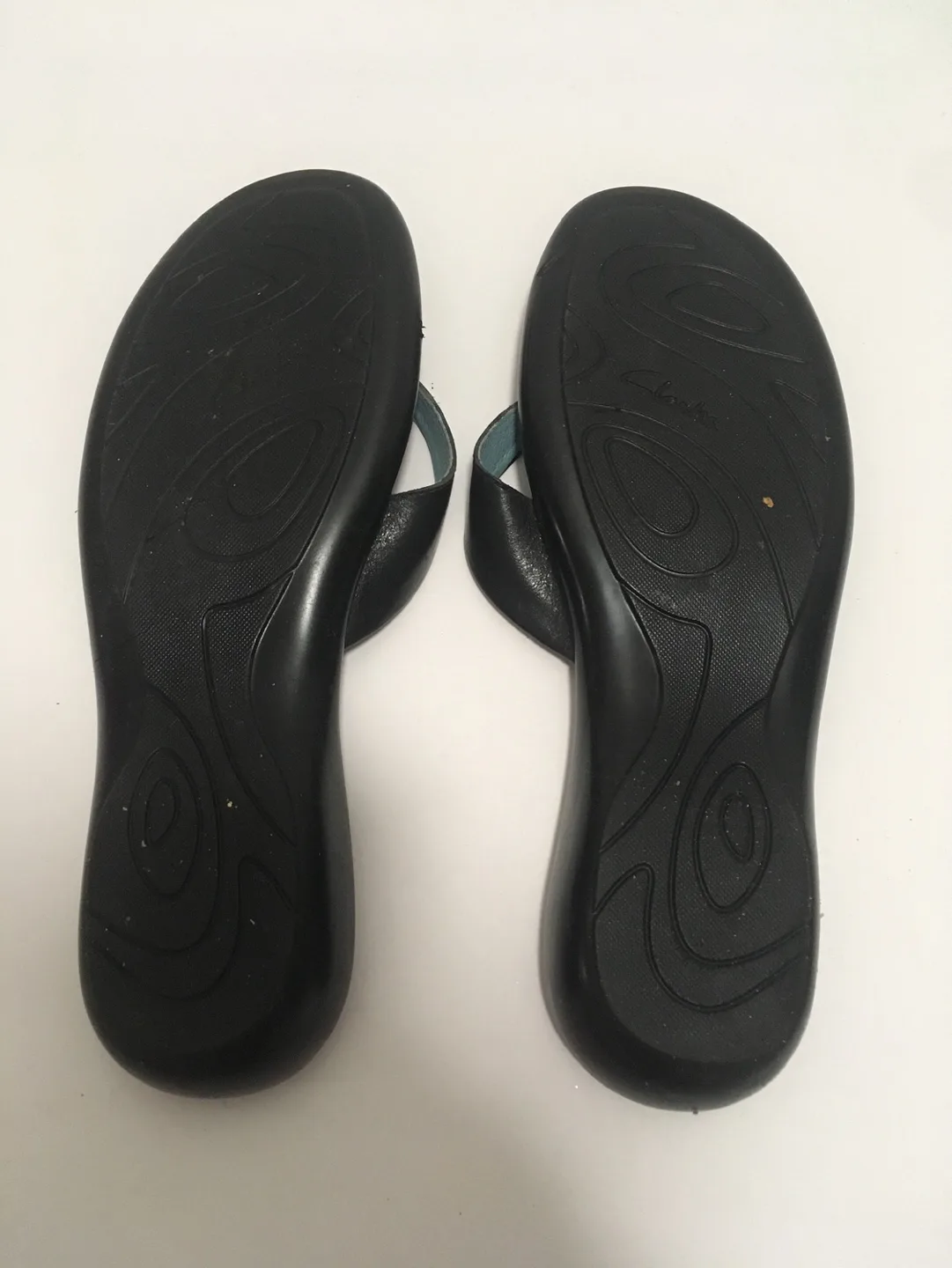 🏈 New Women's Clarks Black Flip Flops Size 9 Sandels image indicator(3)