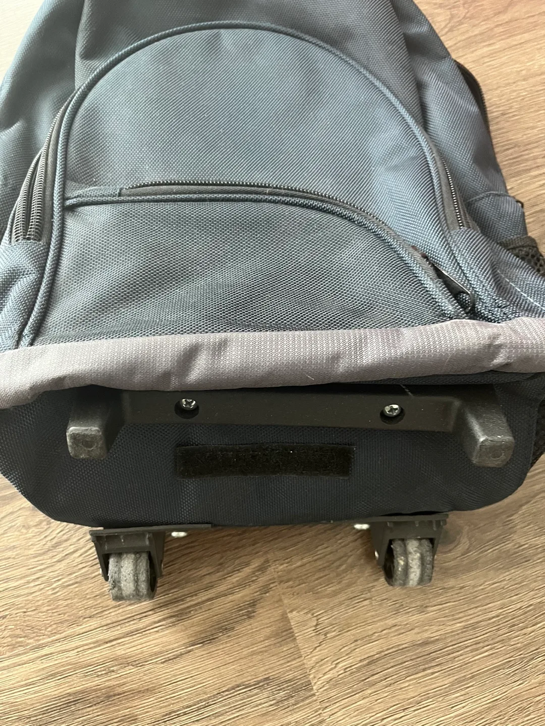 Rolling Backpack image indicator(2)