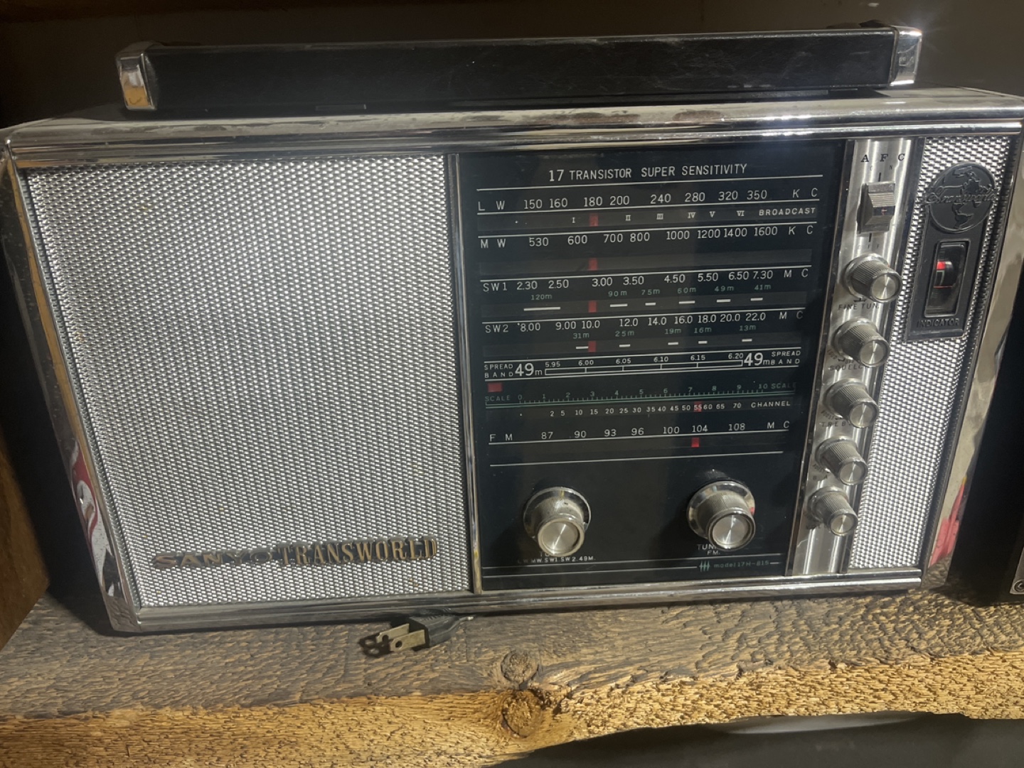 Vintage Sanyo Transworld 17 Transistor Portable Radio