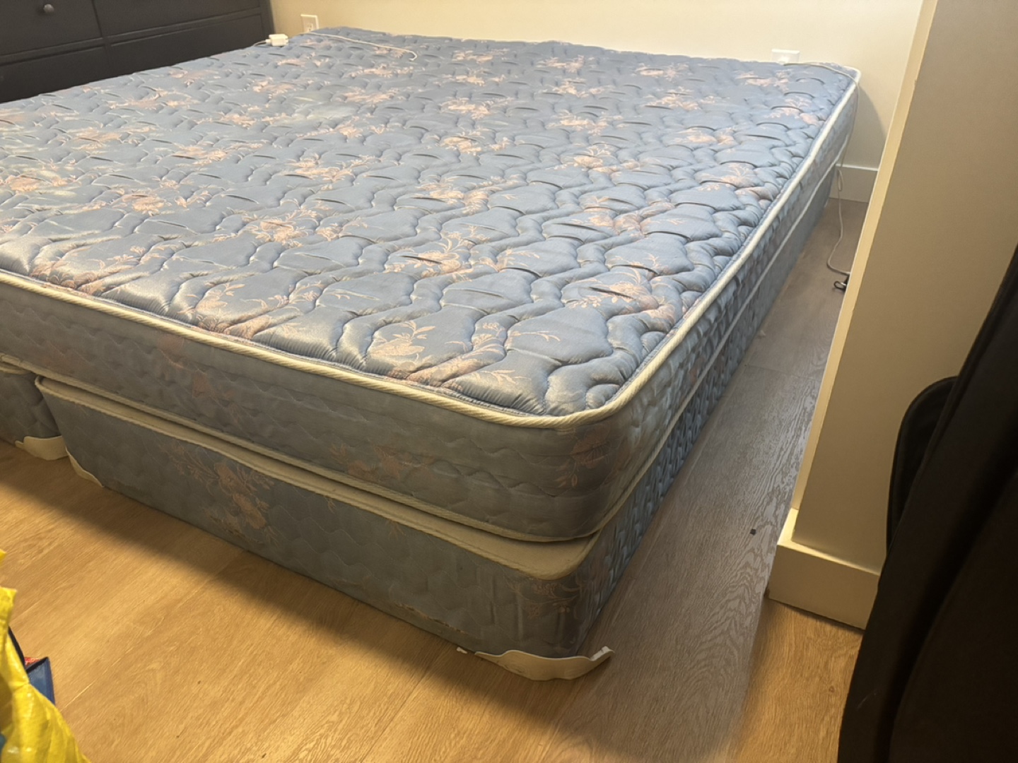King sized mattress with box spring - photo 3