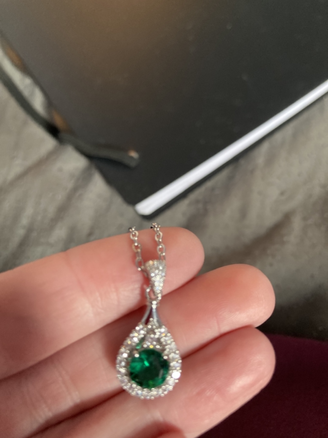Elegant Emerald Green Pendant Necklace - photo 3